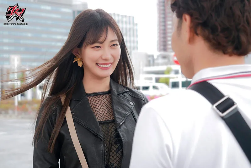 絶倫ラウンジ嬢 モテないボクを「囁きベロチュー乳首」で誘惑。「勃起」したら高級ホテルに連れ込まれ、「ほろ酔いグラインド騎乗位」で金玉スッカラカンになるまで絶倫ラウンジ嬢中出しSEX 美谷朱里 画像3