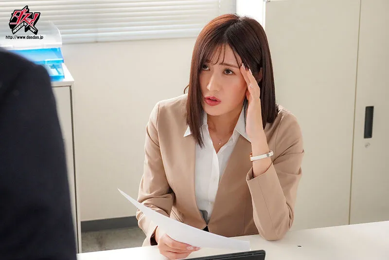 女上司のセクハラ騎乗位でセルフプレジャーとして尻に敷かれる僕。 藤森里穂 画像1