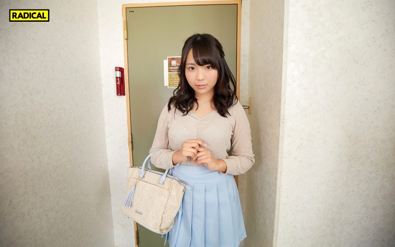 【VR】え！こんな若い子が！放尿中のチ○ポを見つめてくる巨乳清掃員のフェラチオ誘惑 画像5