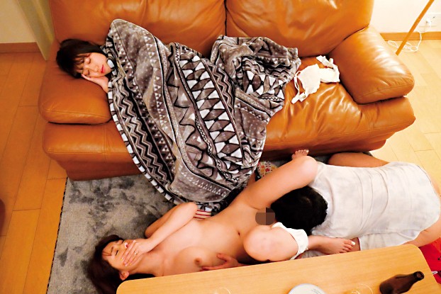 背徳感を感じながらも… 眠る妹の隣で何度もハメられて…そのまま中出し 波多野結衣｜h_1100hzgd00124