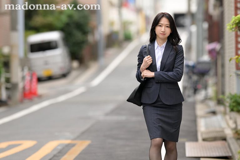 女上司、歪んだ刺激と躾に溺れるSM不倫性交。昼休みはダメな部下に躾けられて…。 専属美女の『苦しみ』という快楽を解放―。 水戸かな｜juq00638